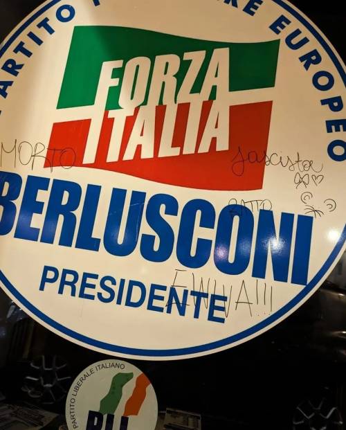 Vandali oltraggiano la memoria di Silvio Berlusconi: colpita la sede di Forza Italia