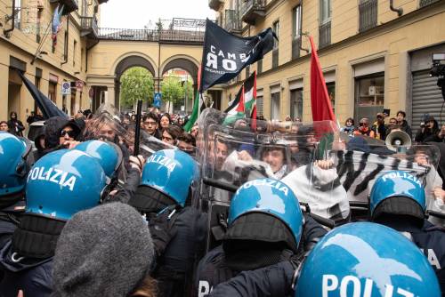 A Torino la solita guerriglia urbana. Sette agenti feriti negli scontri