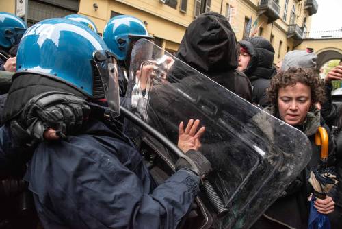 Centri sociali, anarchici e attivisti tentano di sfondare i cordoni di polizia: 30 identificati