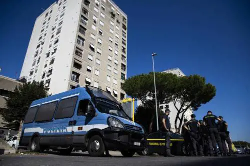 Bussa alla porta e chiede l'acqua. Poi lo straniero massacra di botte chi gliela offre