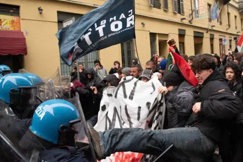 Furia antagonista a Torino: la guerriglia contro il governo | Video