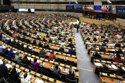 Riarmo europeo, Tajani: "Così Ue più forte". Schlein contro von der Leyen: "Strada sbagliata"