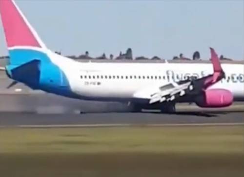 Paura sul volo della FlySafair, la ruota si stacca ed esce fumo: atterraggio d'emergenza