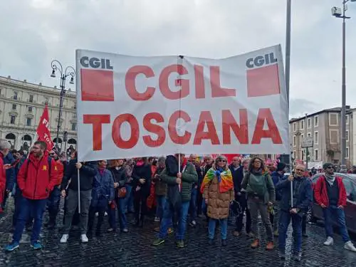 "Tenete chiuso per il 25 aprile": il diktat della Cgil di Prato a Decathlon e Maisons du Monde