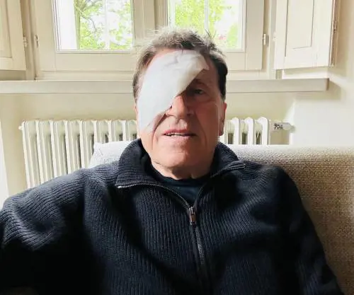 Gianni Morandi con un occhio bendato sui social. Paura per il cantante