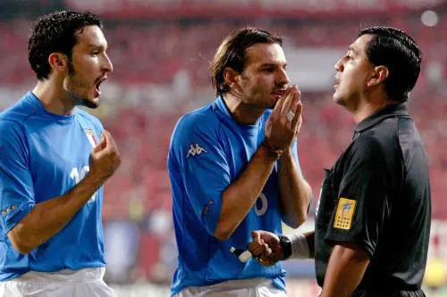 Errori arbitrali epici: ecco le 10 volte che una squadra non meritava di vincere