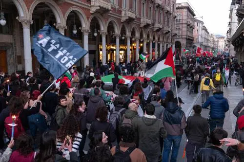 Filo-Hamas e centri sociali alleati. Gli estremisti si prendono la piazza