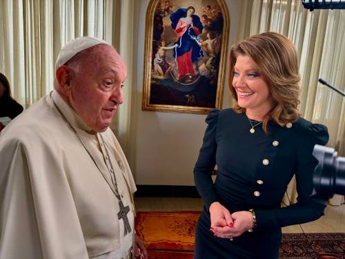 La giornalista Norah O'Donnell con Papa Francesco.  CBS News