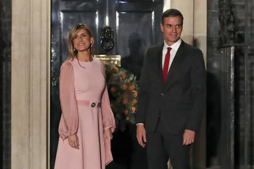 La giravolta di Sánchez. "Resto". E fa il martire