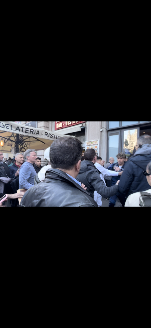 L'aggressione in Duomo: così a Milano gli immigrati hanno attaccato la Brigata ebraica | Video
