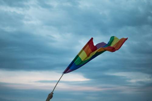 L’ultima follia Lgbt: una scuola arruola una “strega genderqueer” per parlare di sessualità 