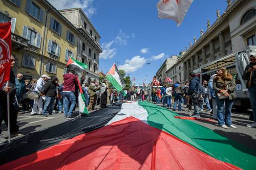 Milano senza il Tricolore: il 25 aprile "invaso" delle bandiere palestinesi