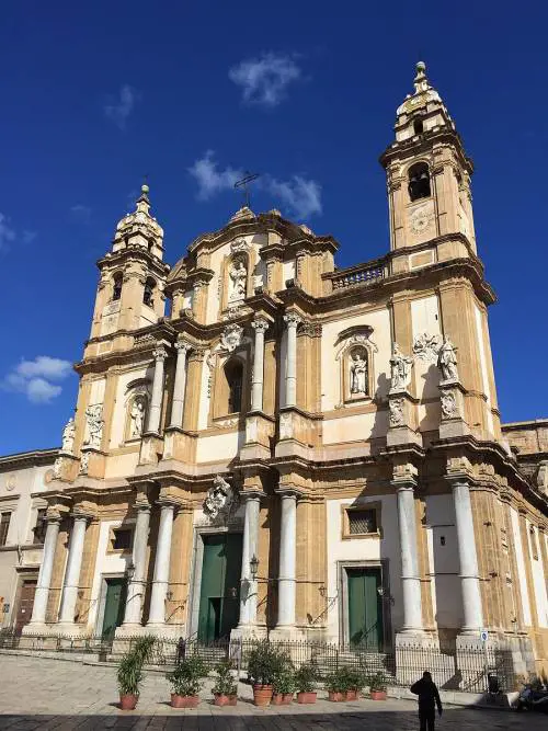 L'ultimo sfregio: la festa del boss mafioso nella chiesa dove riposa Falcone