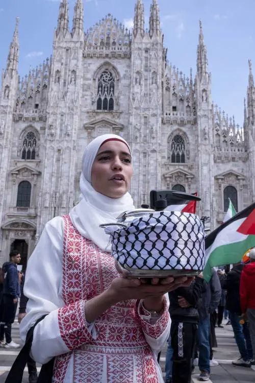 Il velo, la pentola a pressione e il corteo: il giallo della manifestante pro Palestina