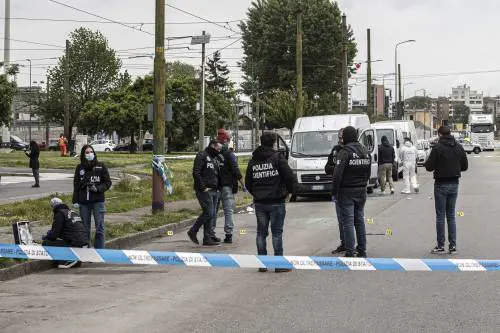 Le immagini dei rilievi della polizia di Milano dopo l'omicidio del 18enne slavo