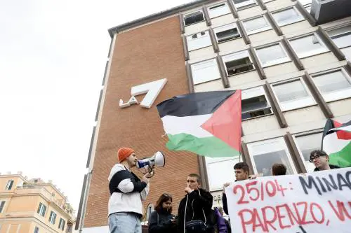 Blitz antagonista a La7. I collettivi anti-Israele minacciano Parenzo