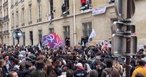 Francia, gli studenti pro Palestina occupano Science Po: lezioni sospese e tensione alle stelle