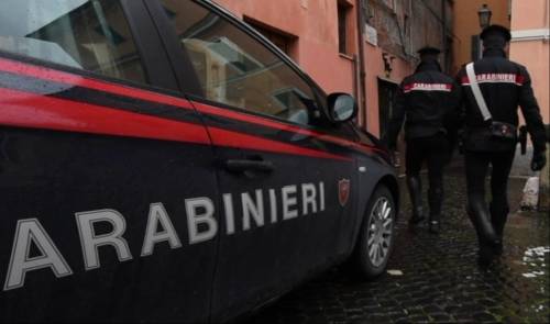 Ufficiale "firma" il visto sulla fronte della collega: ritirati arma e tesserino