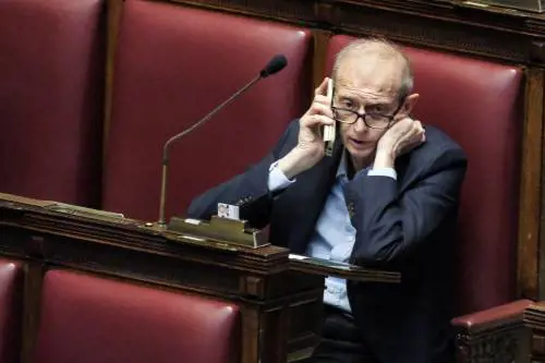 Fassino vuole pagare 500 euro per chiudere il caso del profumo. "Ferito da tanta aggressività"