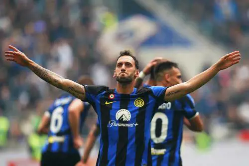 L’Inter soffre, poi batte 2-0 un Torino in 10. Decisivo Calhanoglu