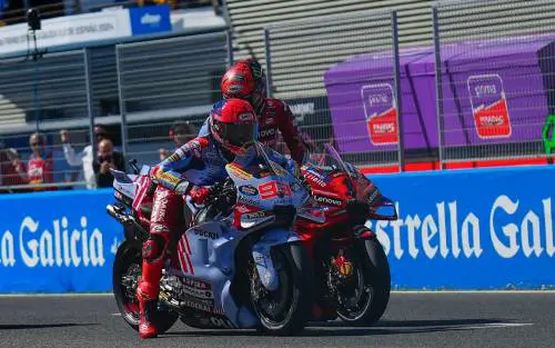 MotoGP Spagna, Bagnaia vince una battaglia epica con Marquez. Out Martin