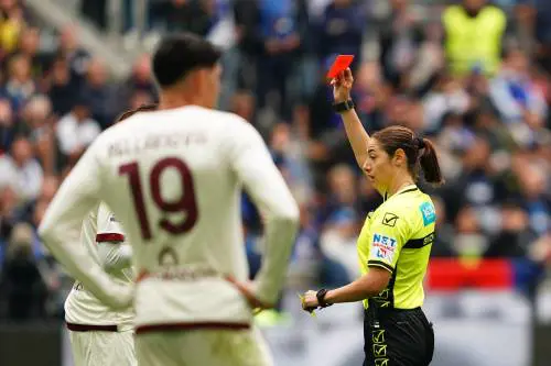 L’arbitra cambia idea e scatena le solite polemiche becere online