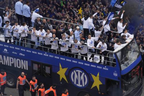 La festa dello scudetto dell'Inter: un fiume di tifosi nerazzurri invade Milano