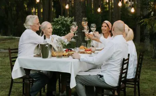"Abbasso gli stereotipi". Il ritratto degli over 60: single e felici