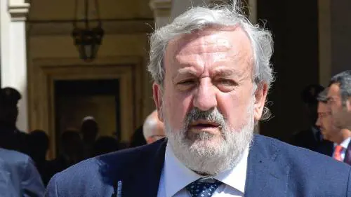 "Andate a votare, non abbiamo ancora vinto". Ancora bufera su Emiliano