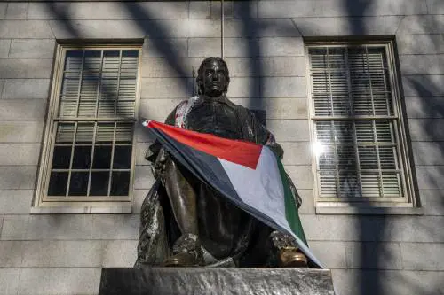 Che vergogna esibire la bandiera palestinese
