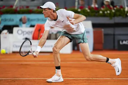 Atp Madrid, un Sinner (malconcio) supera Kotov in due set e approda agli ottavi