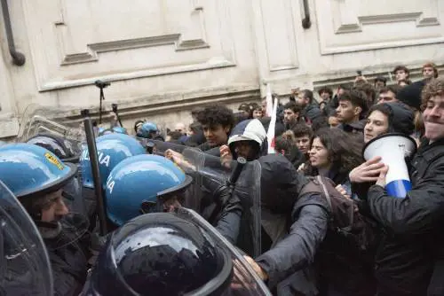 Antagonisti tentano l'assalto al G7, scontri con la polizia. Idranti in azione