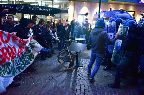 Antagonisti tentano l'assalto al G7: scontri con la polizia a Torino