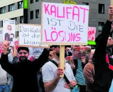 "Califfato". La piazza spaventa la Germania