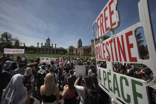 Manifestanti pro Palestina occupano un edificio alla Columbia University di New York