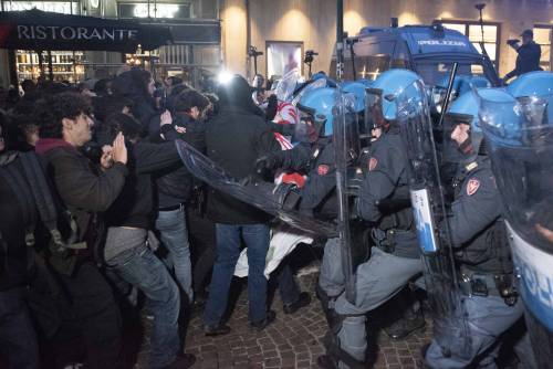 Tre agenti feriti e cinquanta identificati: ancora violenze dagli antagonisti a Torino