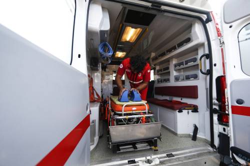 Sviene, si riprende e spacca l’ambulanza: la violenza di un irregolare a Milano
