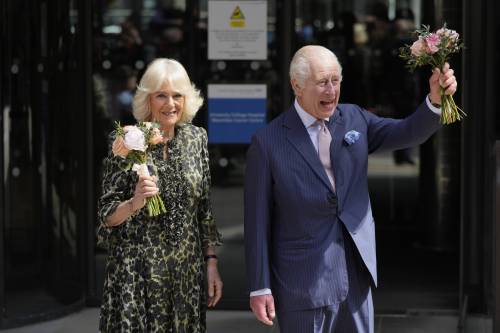 La visita al centro oncologico: Re Carlo torna in pubblico dopo tre mesi