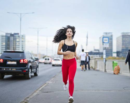 Andare a correre: meglio la sera o la mattina? Quando si perdono più calorie e gli altri benefici
