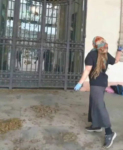 Letame contro la Prefettura: l'ultima follia degli animalisti