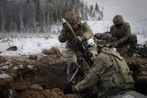 "Se i russi sfondano mandiamo truppe". Macron torna alla carica sui soldati Nato in Ucraina