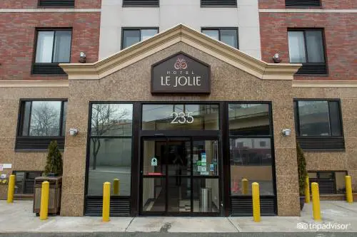 New York, altro hotel di lusso trasformato in rifugio per migranti: “Si teme per il turismo”