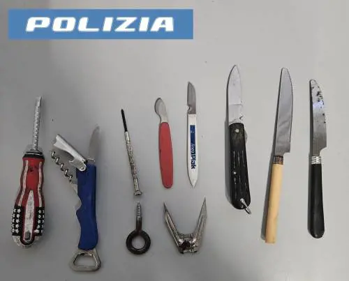 Rivolge pesanti apprezzamenti a una donna poi aggredisce il compagno: nigeriano in manette