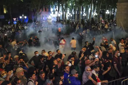 Proteste e arresti, la Georgia resta nel caos. L'ombra del Cremlino e i timori di Usa e Ue
