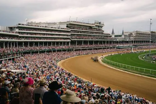 le tribune di Churchill Down (f.te Pagina ufficiale FB Kentucky Derby)