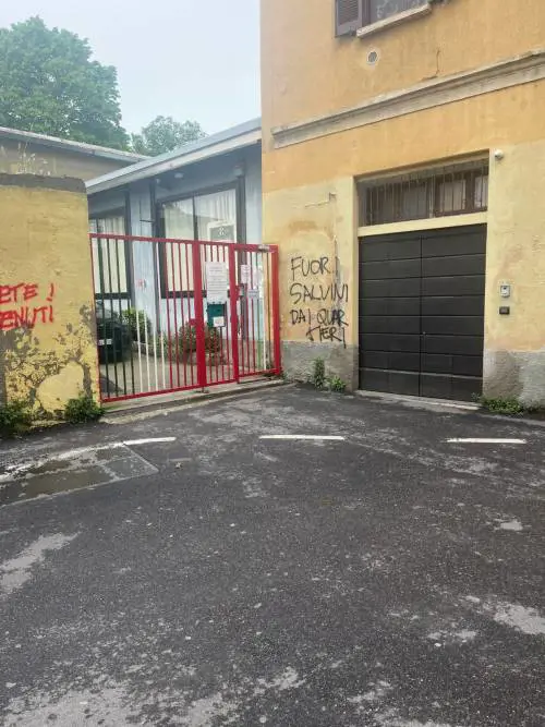Scritte minatorie contro la Lega e FdI a Milano