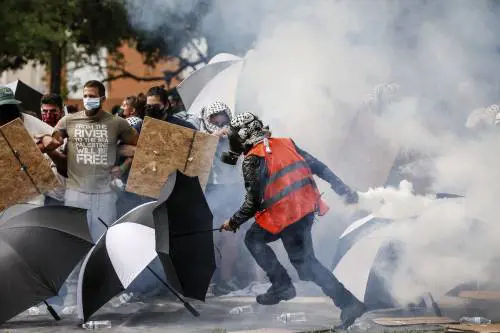 Caschi, maschere antigas e catene: il vademecum della guerriglia nei campus Usa