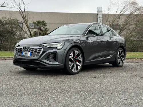 Audi Q8 Sportback e-tron: l'ammiraglia a ruote alte è anche elettrica