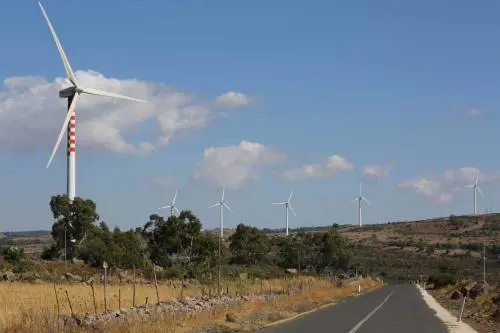 Fotovoltaico ed eolico? Sui tetti e in autostrada