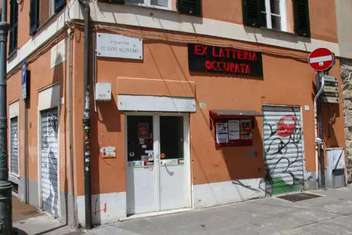 Il blitz dei carabinieri per il furto e l'aggressione degli anarchici. Notte di violenza a Genova